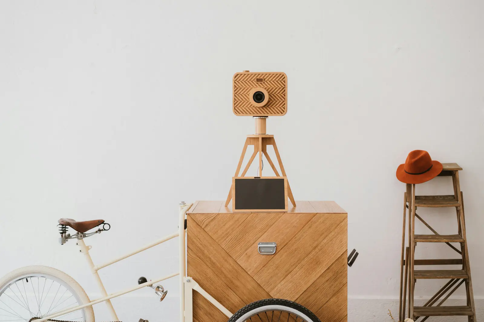 Selbst gebaute Fotobox: Kamera auf einem kleinen Holzstativ auf einem Holzwagen