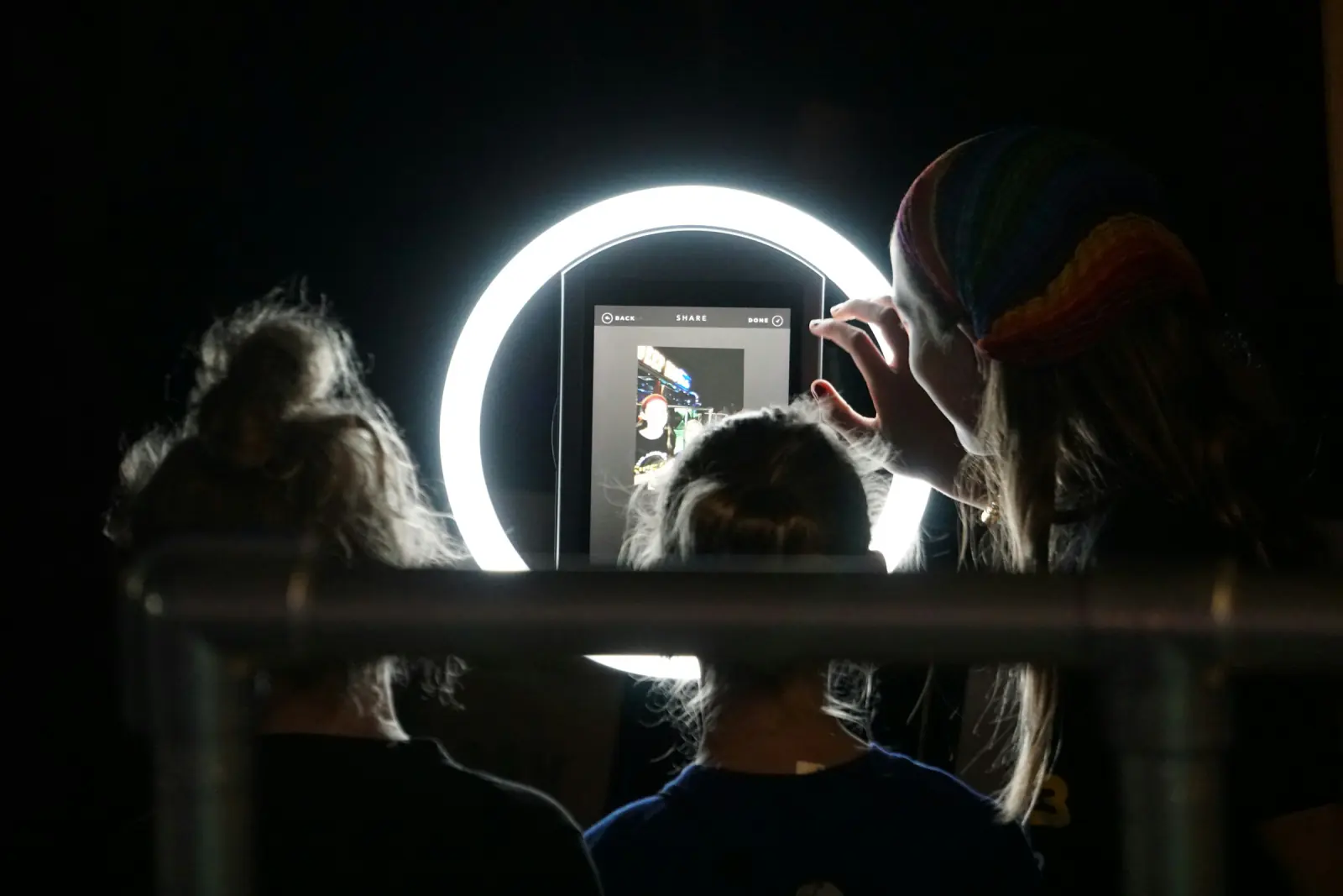 Gäste posieren vor einer Tablet-Fotobox mit Ringlicht
