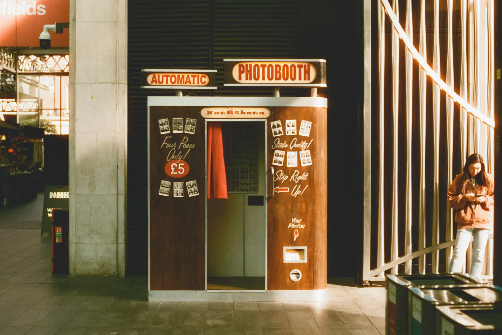 Klassischer Fotoautomat mit Vorhang im warmen Abendlicht