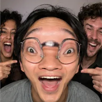 Riesenkopf-Effekt auf einem staunenden Freund auf einer Party – Online-Fotobox