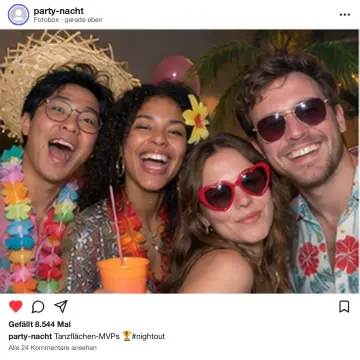 Social-Post-Effekt auf Freunden auf einer Tropical-Party – Online-Fotobox